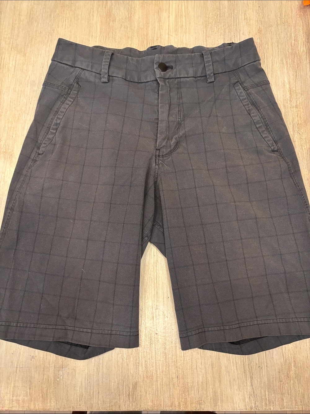 Men's lululemon Flat Front Plaid Shorts - Dark Gray